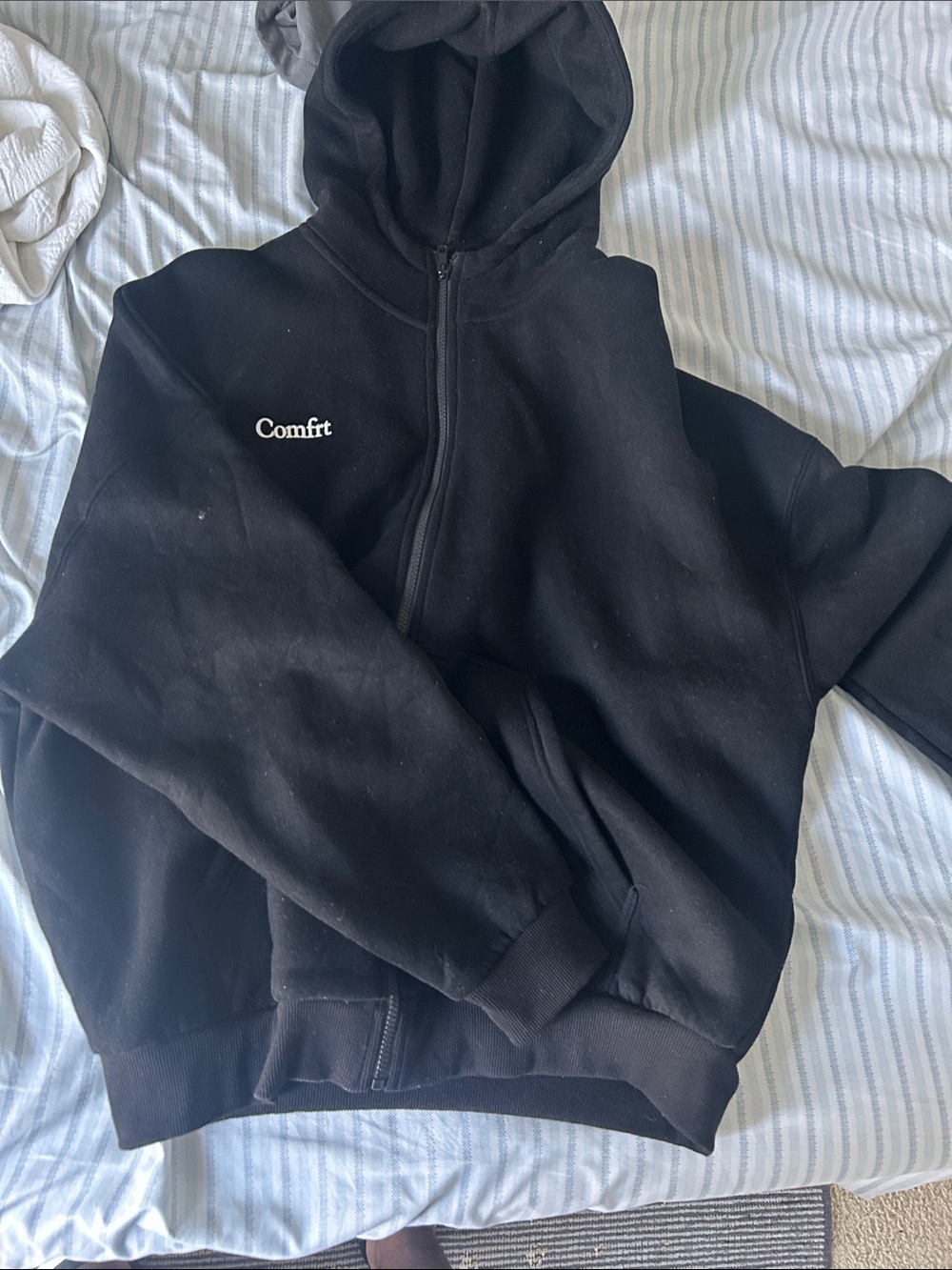 Comfit Men’s Black Full-Zip Hooded Sweater